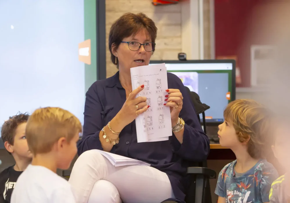 Leerkracht leest voor aan kleuters op een SKBG-school