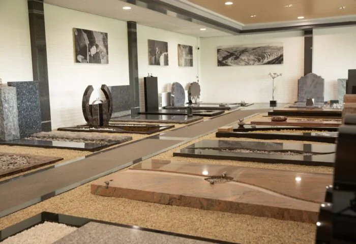 Showroom met grafstenen van Hesselink in Zutphen