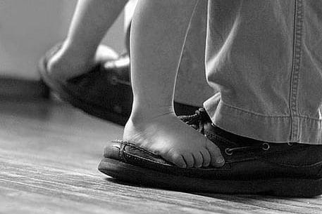 Kindervoeten in grote schoenen, beeld bij een droomartikel