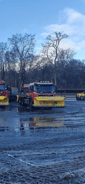 Sneeuwploegen van Wissels Groep op het terrein
