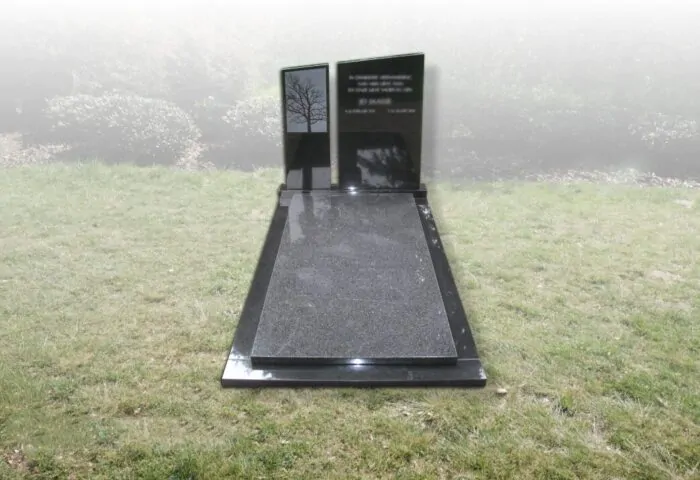 Grafmonument van zwart natuursteen door Hesselink