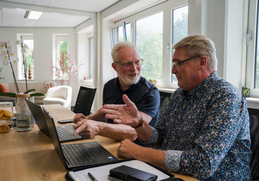 Twee Improovers in overleg aan tafel