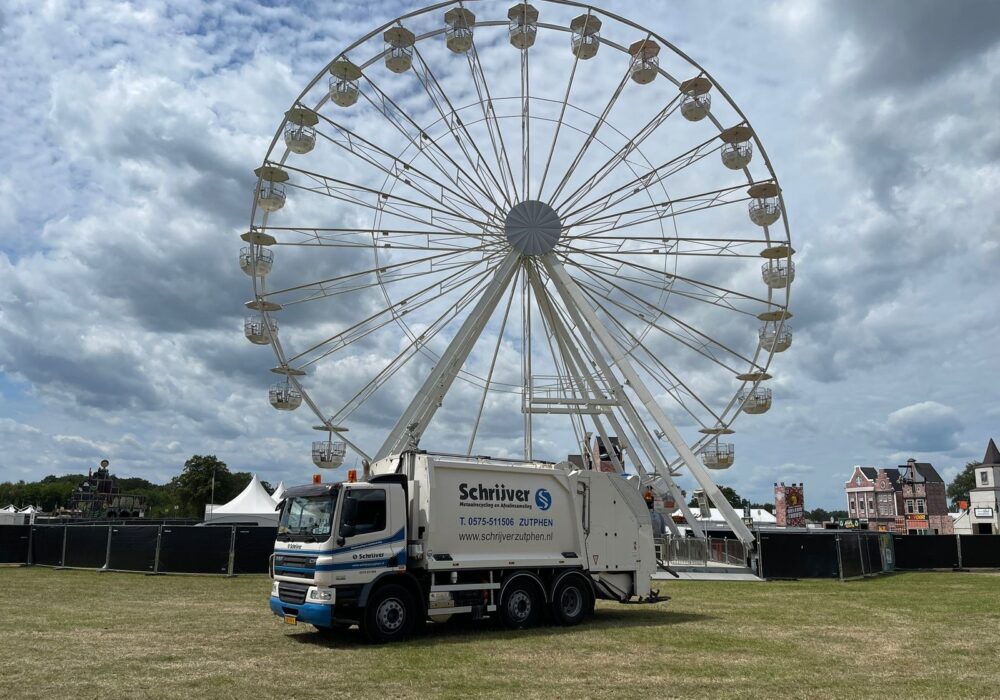 Vrachtwagen van Schrijver bij een evenement met reuzenrad